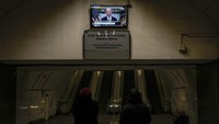 Sementara itu, lebih dari sepekan invasi Rusia ke Ukraina membuat warga mulai menghadapi kelangkaan makanan, air, pemanas hingga obat-obatan. AP Photo/Vadim Ghirda.