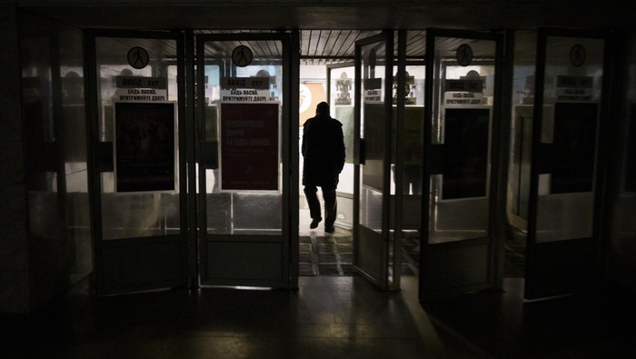 Stasiun Subway Kyiv Jadi Tempat Berlindung Warga, Begini Kondisinya Serangan Rusia ke ibu kota Ukraina membuat warga Kyiv ramai-ramai mengungsi ke stasiun kereta bawah tanah yang tak beroperasi. Seperti apa kondisi di sana?