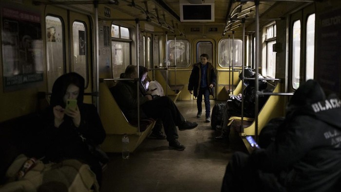 Serangan Rusia ke ibu kota Ukraina membuat warga Kyiv ramai-ramai mengungsi ke stasiun kereta bawah tanah yang tak beroperasi. Seperti apa kondisi di sana?