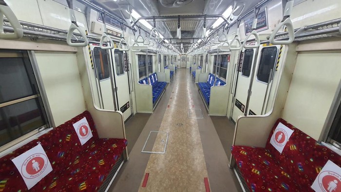 Stiker dipasang di bangku KRL (Dok KAI Commuter)