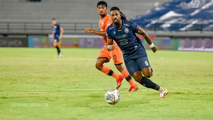 Striker Arema FC Carlos Fortes.