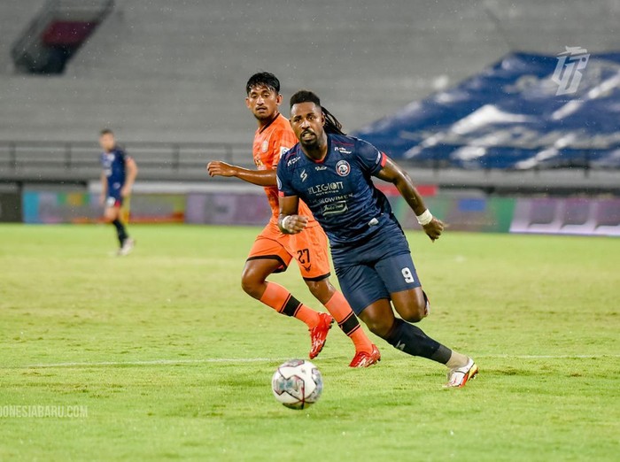 Striker Arema FC Carlos Fortes.