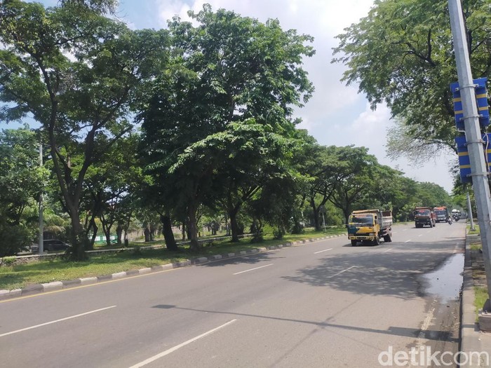 Suasana Jalan Kalianak di tengah aksi mogok demo ODOL sopir truk di Jaitm