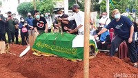 Saat prosesi pemakaman, sejumlah artis dan sutradara pun turut hadir. Foto: Pingkan Anggraini/ detikHOT