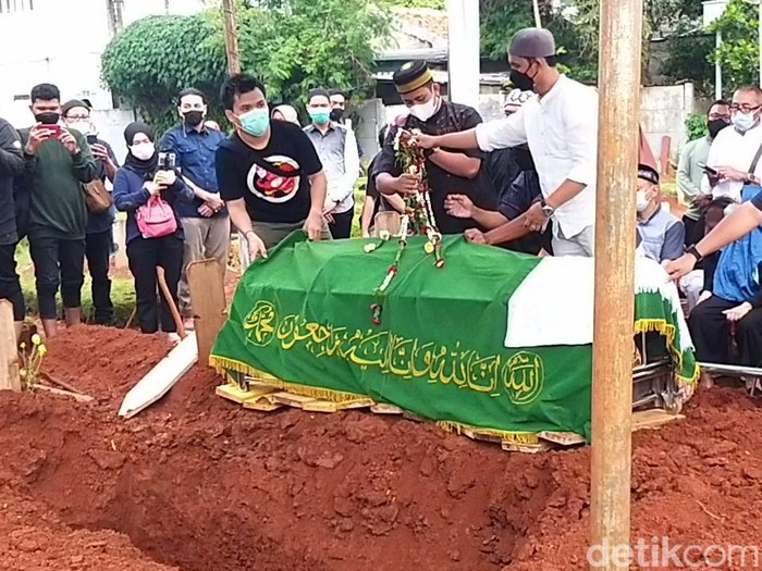 Suasana Pemakaman Penulis Lupus Hilman Hariwijaya