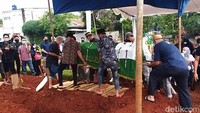Kini jenazah Hilman Hariwijaya sudah dimakamkan di TPU Jombang, kawasan Tangerang Selatan, Banten.  Foto: Pingkan Anggraini/ detikHOT