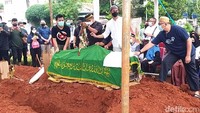 Kabar kepergian sang novelis dan penulis naskah sinetron itu membawa duka yang mendalam bagi keluarganya.  Foto: Pingkan Anggraini/ detikHOT