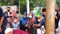 Isak tangis terdengar selama prosesi pemakaman berlangsung.  Foto: Pingkan Anggraini/ detikHOT