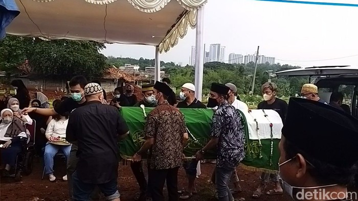 Suasana Pemakaman Penulis Lupus Hilman Hariwijaya Suasana Pemakaman Penulis Lupus Hilman Hariwijaya
