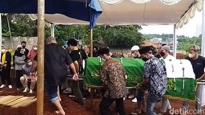 Isak Tangis Warnai Pemakaman Hilman Hariwijaya