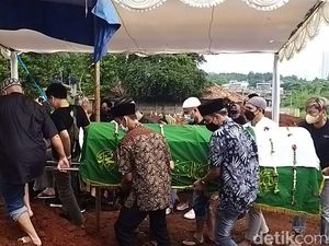 Isak Tangis Warnai Pemakaman Hilman Hariwijaya