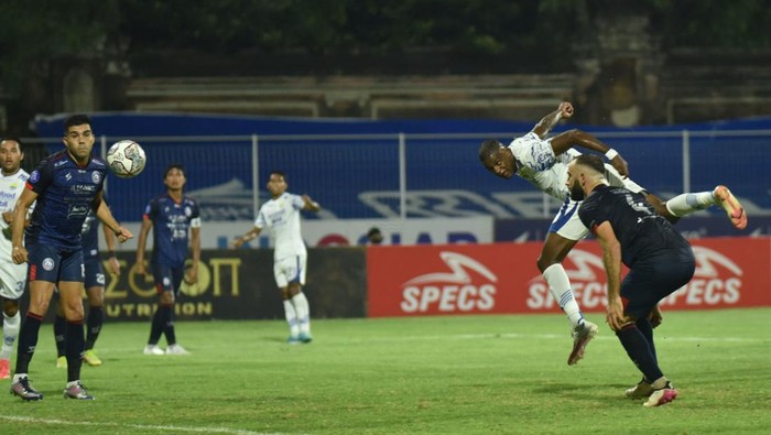 Sundulan Bruno Cantanhede ke gawang Arema.