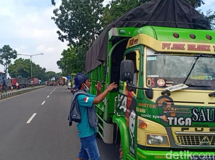 Sweeping sopir truk untuk menolak kebijakan ODOL di Nganjuk