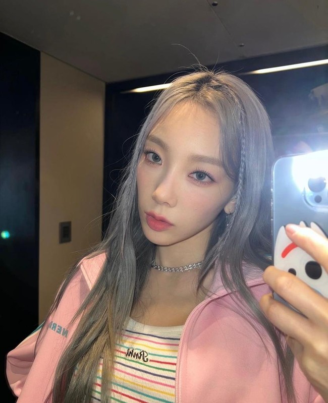 Seperti Han So Hee, Taeyeon meramaikan tren fashion baru dengan memakai perhiasan mainan seharga Rp 34 ribuan. Dia pun didapuk menjadi muse brand Benefit di Korea. Menyusul rumor pacarannya dengan sesama idol KPop wanita SinB VIVIZ, Taeyeon memilih diam. Foto: dok. Instagram @taeyeon_ss