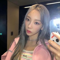 Seperti Han So Hee, Taeyeon meramaikan tren fashion baru dengan memakai perhiasan mainan seharga Rp 34 ribuan. Dia pun didapuk menjadi muse brand Benefit di Korea. Menyusul rumor pacarannya dengan sesama idol KPop wanita SinB VIVIZ, Taeyeon memilih diam. Foto: dok. Instagram @taeyeon_ss