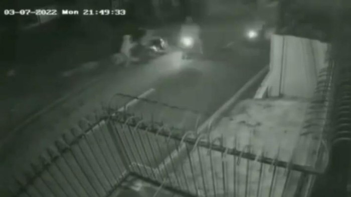 Tangkapan layar CCTV detik-detik ibu hamil dibegal di Mustika Jaya, Kota Bekasi