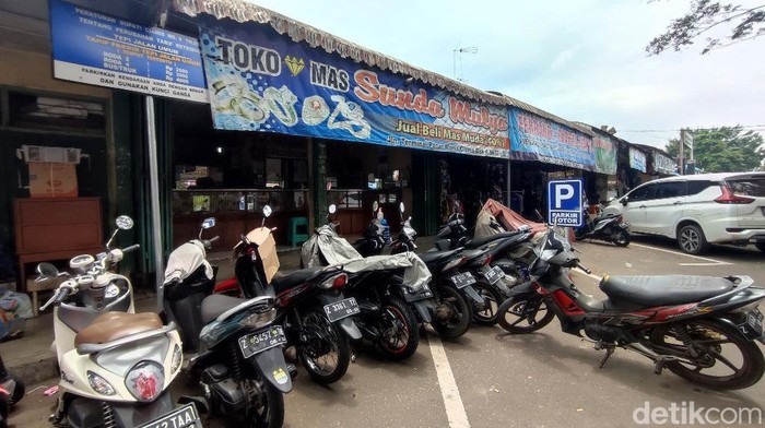 Tempat parkir di tepi jalan umum. Saat ini setiap kendaraan yang parkir dikenakan tarif Rp 1.000, Rp 2.000 dan Rp 3.000.