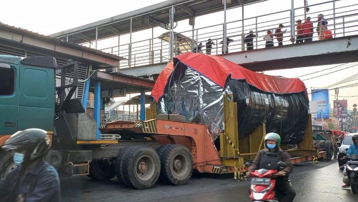 Truk tersangkut JPO Halte Pasar Kramat Jati, Rabu (7/3/2022).