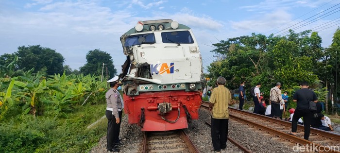 Dua truk tertabrak kereta api di Lamongan. Kecelakaan terjadi di perlintasan berpalang pintu, di barat Terminal Lamongan.
