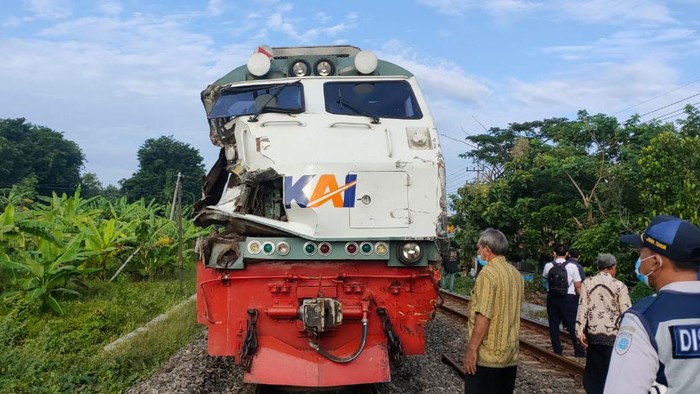 Truk tertabrak kereta di Lamongan