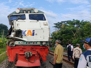 Sederet Dampak dari Dua Truk Tertabrak KA di Lamongan