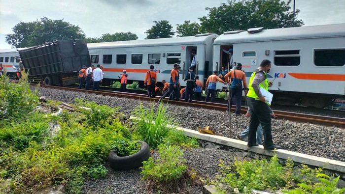 Truk tertabrak kereta di Lamongan