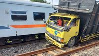 Insiden Perlintasan Kereta Api Terjadi Lagi Saat Dua Truk Tertabrak KA