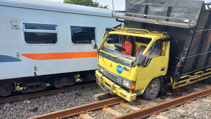 Truk tertabrak kereta di Lamongan