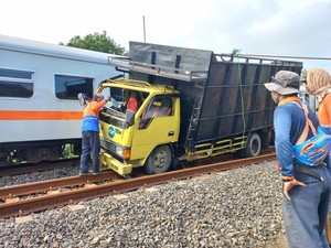 Detik-detik Dua Truk Tertabrak Kereta Api di Lamongan