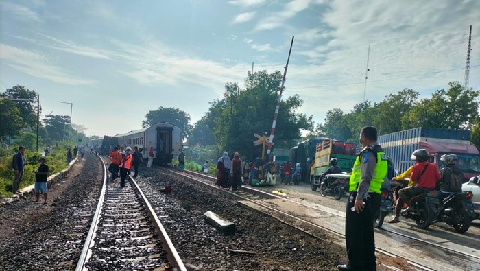 Truk tertabrak kereta di Lamongan