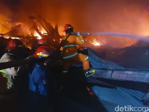 Terbakar Hebat, Bangunan Pabrik Sepatu di Sidoarjo Ambruk