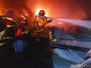 Kala Kebakaran Pabrik Sepatu Sidoarjo Bikin Panik Karyawan-Bangunan Ambruk