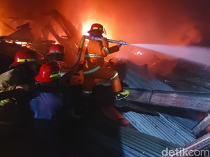 Kala Kebakaran Pabrik Sepatu Sidoarjo Bikin Panik Karyawan-Bangunan Ambruk