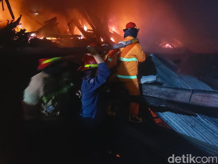 Upaya petugas PMK padamkan api di pabrik sepatu cv sweet seventeen sidoarjo