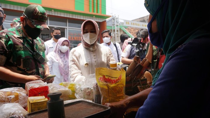 Wali Kota Mojokerto Ika Puspitasari melakukan sidak di pasar Tanjung Anyar.