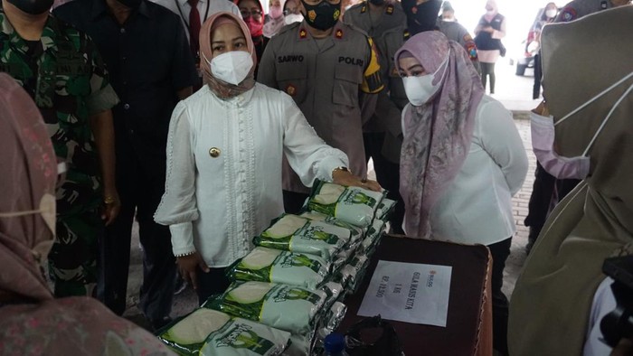 Wali Kota Mojokerto Ika Puspitasari menggelar operasi pasar.