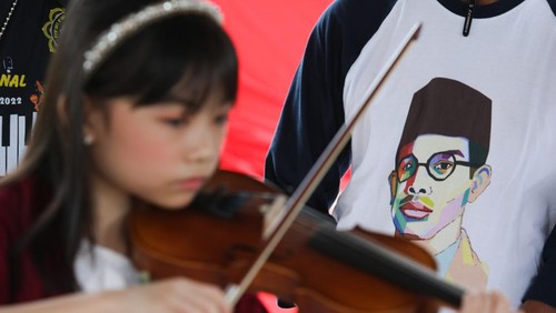Warga menabur bunga saat berziarah di makam WR Soepratman di Surabaya, Jawa Timur, Rabu (9/3/2022). Kegiatan ziarah dan tabur bunga di makam pencipta lagu kebangsaan Indonesia Raya tersebut dalam rangka memperingati Hari Musik Nasional. ANTARA FOTO/Didik Suhartono/wsj.