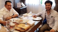 Diskusi dan bercengkrama bersama Ketua MPR, Bambang Soesatyo, keduanya tampak ditemani hamparan makanan enak di depannya. Kira-kira makan apa ya?