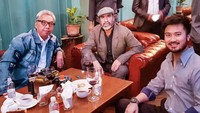 Berbincang santai memang paling enak sambil makan. Ini potret Rudy Salim bersama Romy Winata dan legenda sepakbola Prancis, Eric Cantona saat makan bareng.