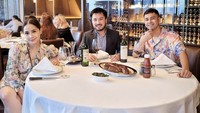 Punya beberapa bisnis bareng Raffi Ahmad, Rudy Salim tentu saja dekat dengan Sultan Andara ini. Ia berpose bersama Raffi dan istrinya, Nagita Slavina saat sedang makan steak.