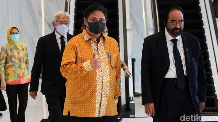 Ketua DPP Partai Nasdem Surya Paloh bersama Ketua Umum DPP Partai Golkar Airlangga Hartanto memberikan keterangan pers usai melakukan pertemuan di Kantor DPP Nasdem atau Nasdem Tower, Jakarta Pusat, Kamis (10/3/2022).