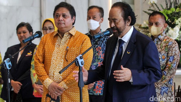 Ketua DPP Partai Nasdem Surya Paloh bersama Ketua Umum DPP Partai Golkar Airlangga Hartanto memberikan keterangan pers usai melakukan pertemuan di Kantor DPP Nasdem atau Nasdem Tower, Jakarta Pusat, Kamis (10/3/2022).