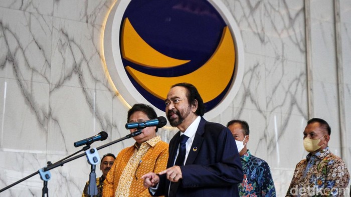 Airlangga Hartanto Temui Surya Paloh Ketua DPP Partai Nasdem Surya Paloh bersama Ketua Umum DPP Partai Golkar Airlangga Hartanto memberikan keterangan pers usai melakukan pertemuan di Kantor DPP Nasdem atau Nasdem Tower, Jakarta Pusat, Kamis (10/3/2022).
