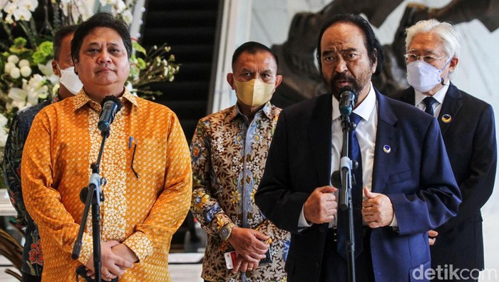 Airlangga Hartanto Temui Surya Paloh Ketua DPP Partai Nasdem Surya Paloh bersama Ketua Umum DPP Partai Golkar Airlangga Hartanto memberikan keterangan pers usai melakukan pertemuan di Kantor DPP Nasdem atau Nasdem Tower, Jakarta Pusat, Kamis (10/3/2022).