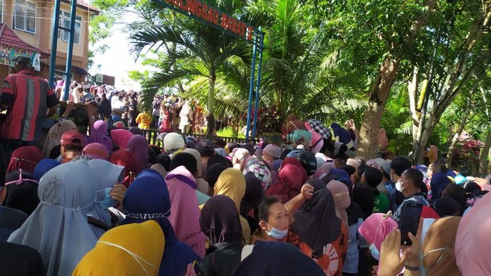 Antrean beli minyak goreng di Lubuklinggau membeludak