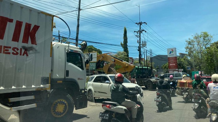 Antrean truk di Jalan Perintis Kemerdekaan, Makassar.