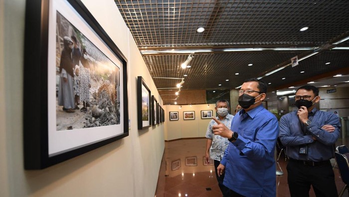 Direktur Utama Bank BTN Haru Koesmahargyo Bersama Corporate Secretary Bank BTN Ari Kurniaman meninjau Pameran Foto Anugerah Jurnalistik Bank BTN Tahun 2022 di lobi Menara BTN, Jakarta, Kamis (10/3). Pameran foto jurnalis tersebut merupakan salah satu rangkaian kegiatan HUT KPR 45 dan HUT ke 72 Bank BTN dengan hadiah total hampir mencapai Rp200 juta. Dalam Anugerah Jurnalistik Bank BTN Tahun 2022 tercatat hampir 300 foto hasil karya wartawan foto dan sekitar 200 tulisan hasil karya wartawan tulis yang turut dilombakan.