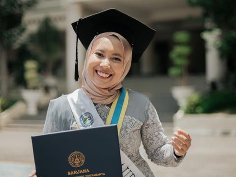 Athi' Nur Auliati Rahmah Athi' Nur Auliati Rahmah, salah satu mahasiswa UNY yang lulus tanpa skripsi.