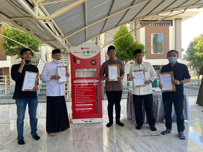 Startup lokal dari Makassar, Mallsampah, memarkir satu mesin Reverse Vending Machine (RVM) atau ATM Sampah di Masjid Besar Syura, Makassar, Kamis (10/3/2022).