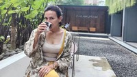 Terancam dituntut oleh event organizer yang mengurus tentang ‘Paris Fashion Week’, Wanda tampak santai dan memilih mengunggah fotonya sata ngopi di kafe.Foto: Instagram @wanda_hamidah